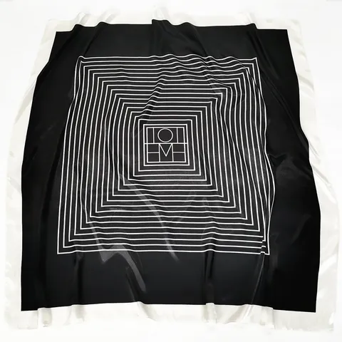 Carré de Soie en Satin pour Femmes Motif Lettre OM et Rayures Élégant Châle de Protection Solaire Foulard Imprimé pour Dames