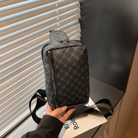 Sac de Poitrine Mode pour Hommes en Cuir PU Sac à Bandoulière Décontracté Grande Capacité Motif Monogramme Rétro