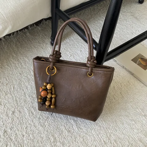 Retro PU Leren Handtas Voor Dames Minimalistische Grote Capaciteit Emmertas Met Houten Kralen Hanger Casual Crossbody Tas