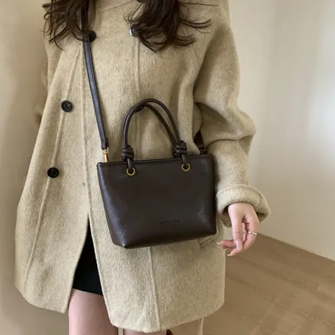 Retro PU Leren Handtas Voor Dames Minimalistische Grote Capaciteit Emmertas Met Houten Kralen Hanger Casual Crossbody Tas