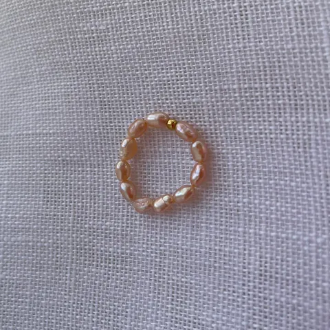 Handgefertigter Naturperlenring Aus Titanstahl 18 Karat Vergoldet Rosa Dehnbarer Fingerring Minimalistischer Schmuck