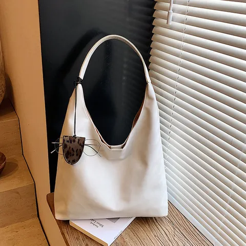 Large Capacity Vintage Underarm Tote Bag For Women Minimalist PU Leather Hobo Shoulder Bag With Leopard Pendant Commuter Bag