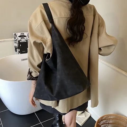 Large Capacity Vintage Underarm Tote Bag For Women Minimalist PU Leather Hobo Shoulder Bag With Leopard Pendant Commuter Bag
