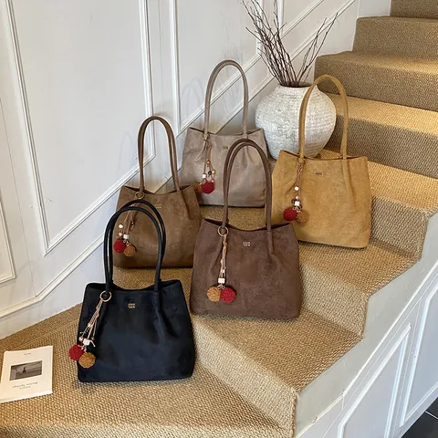 Sac Cabas en Suédine Grande Capacité pour Femmes Vintage Casual Sac Bandoulière avec Pendentif Pompon Rétro