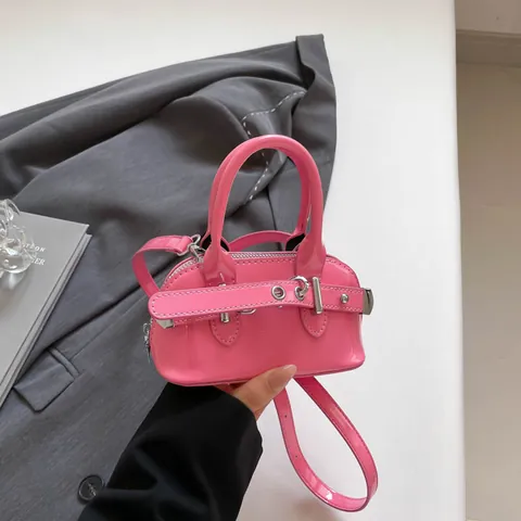 Petit Sac à Épaule en Cuir PU Verni pour Femme Y2K Tendance Sac Bandoulière Brillant Avec Décoration de Ceinture à Boucle Argentée