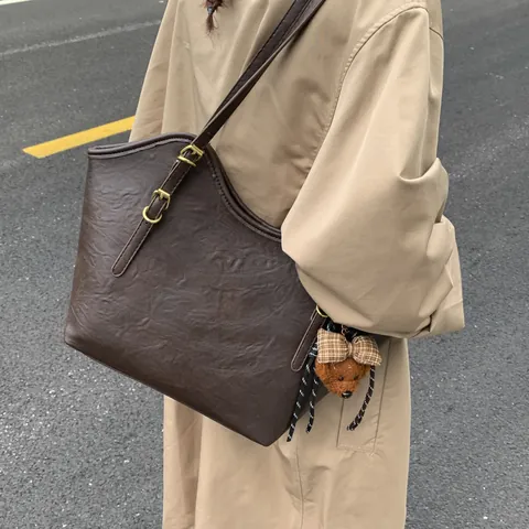 Vintage PU Leather Large Capacity Tote Bag For Women Casual Minimalist Shoulder Bag With Bear Charm For Daily Commute