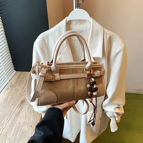 Bolso Boston Vintage de Cuero PU y Gamuza Patchwork para Mujer Bolso de Hombro Minimalista Urbano Con Colgante de Cuentas Bolso de Mano