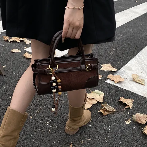 Bolso Boston Vintage de Cuero PU y Gamuza Patchwork para Mujer Bolso de Hombro Minimalista Urbano Con Colgante de Cuentas Bolso de Mano