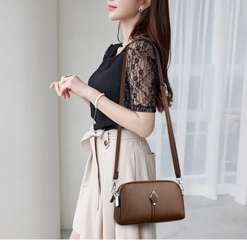 Borsa a Tracolla da Donna in Pelle di Vacca Grana Litchi Minimalista con Doppia Cerniera Portacellulare con Decorazione a Petalo Moda
