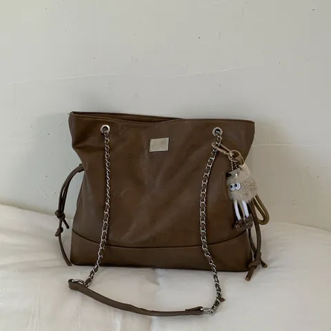 Retro PU Leather Large Capacity Tote Bag Minimalist Drawstring Shoulder Bag With Metal Chain And Plush Charm For Women