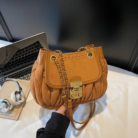 Bolso de Axila Plisado para Mujer de Cuero PU Ante con Cadena Bolso de Hombro con Remaches Cierre de Metal Moda Color Sólido