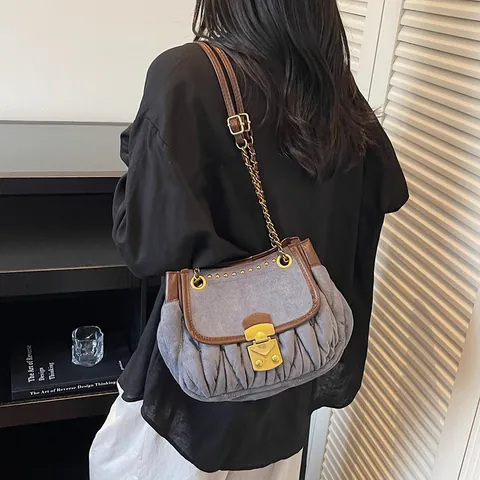 Bolso de Axila Plisado para Mujer de Cuero PU Ante con Cadena Bolso de Hombro con Remaches Cierre de Metal Moda Color Sólido