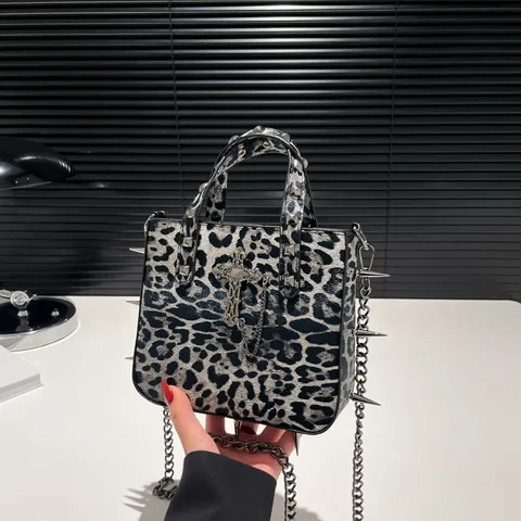 Dames Punk Luipaardprint Schoudertas Gotisch Spikes Klinknagels Tote Kruis Hanger Metalen Kettingriem Grote Capaciteit Tas