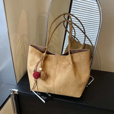Borsa Tote Donna Grande Capacità in PU Effetto Scamosciato Tinta Unita Borsa a Spalla Moda Pendolare Con Palla di Peluche