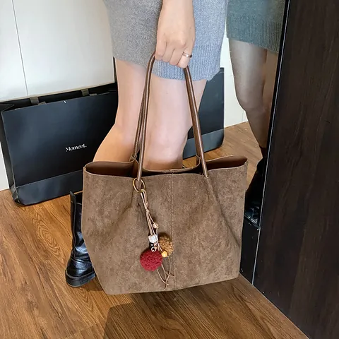 Borsa Tote Donna Grande Capacità in PU Effetto Scamosciato Tinta Unita Borsa a Spalla Moda Pendolare Con Palla di Peluche