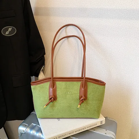 Sac Sous le Bras Vintage en Suédine pour Femmes Grand Sac Fourre-Tout Avec Pendentif Chien en Peluche Bordure en Similicuir Sac à Épaule pour Trajet