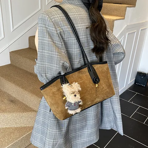 Sac Sous le Bras Vintage en Suédine pour Femmes Grand Sac Fourre-Tout Avec Pendentif Chien en Peluche Bordure en Similicuir Sac à Épaule pour Trajet
