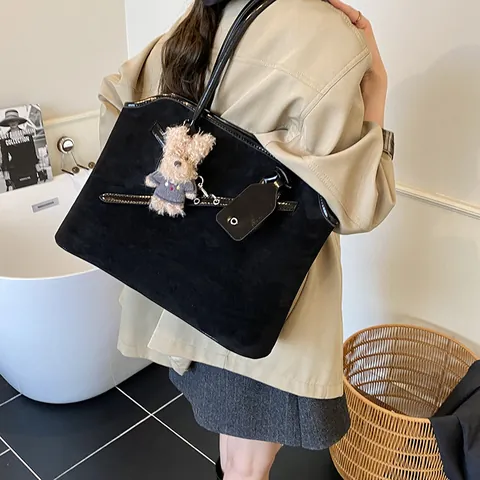 Borsa Tote Grande in PU Effetto Scamosciato Retro per Donna Cartella da Ufficio Semplice Vintage a Tracolla Con Ciondolo a Orso