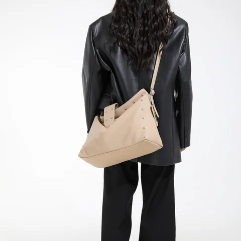 Borsa Tote da Donna di Grande Capacità in Pelle PU Martellata Con Borchie e Ciondolo a Croce Borsa a Spalla Hobo Punk Style