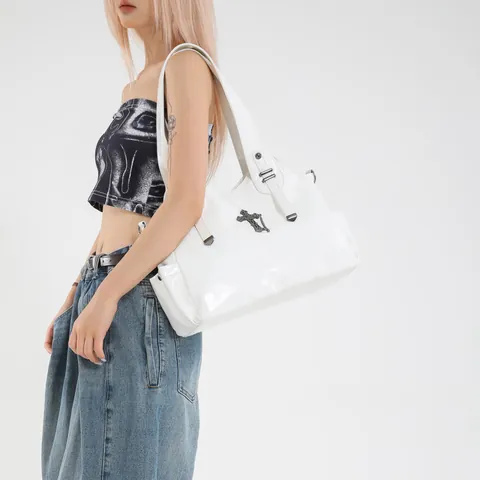 Borsa Tote da Donna di Grande Capacità in Pelle PU Lucida Pendente a Croce Gotica Borsa a Tracolla Retro Y2K Per Pendolarismo