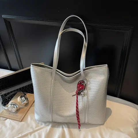 Large Capacity Woven Texture PU Leather Tote Bag For Women With Heart Charm Simple Casual Shoulder Bag Office Commute Handbag