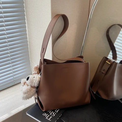 Women Large Capacity PU Leather Bucket Bag Minimalist Solid Color Shoulder Bag With Cute Plush Bear Pendant For Daily Use