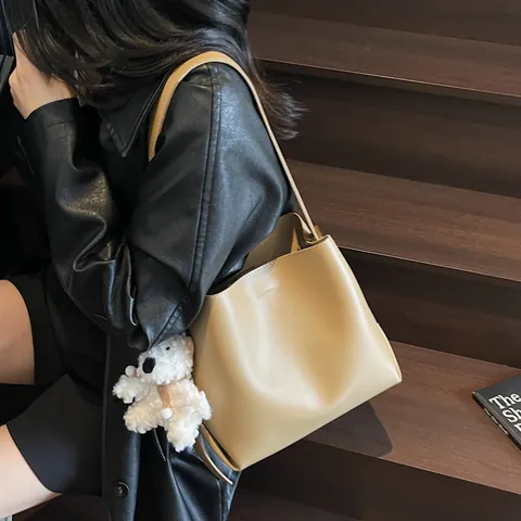 Women Large Capacity PU Leather Bucket Bag Minimalist Solid Color Shoulder Bag With Cute Plush Bear Pendant For Daily Use