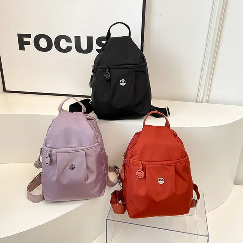 Mini Mochila de Nailon Impermeable Ligera Minimalista para Mujer Bolso de Pecho Informal Elegante con Bolsillo Delantero Correas Ajustables