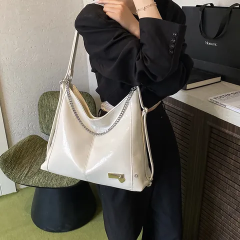 Large Capacity Oil Wax PU Leather Tote Bag For Women Retro Solid Color Hobo Shoulder Bag With Chain Heart Pendant