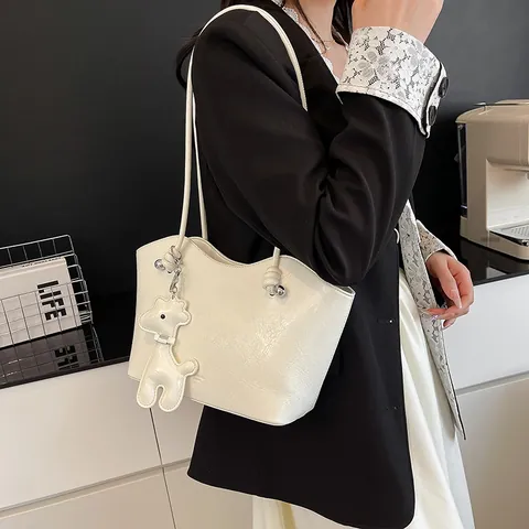 Women Simple PU Leather Tote Bag Fashionable Shoulder Bag With Animal Charm Casual Commuter Large Capacity Handbag