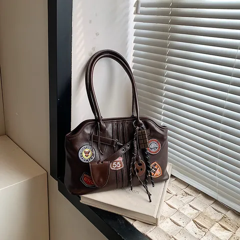 Grand Sac Fourre-tout Vintage en Cuir PU pour Femmes Sac à Bandoulière Patchwork Rétro Américain Avec Breloques pour les Trajets Quotidiens