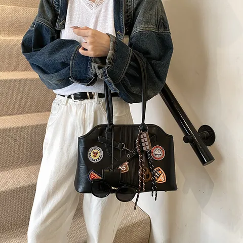 Grand Sac Fourre-tout Vintage en Cuir PU pour Femmes Sac à Bandoulière Patchwork Rétro Américain Avec Breloques pour les Trajets Quotidiens