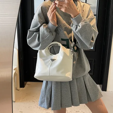 Women Large Capacity PU Leather Shoulder Bag Korean Minimalist Tote With Triangular Metal Plaque For Daily Casual Fashion