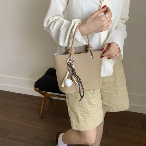 Borsa a Secchiello da Donna in Pelle PU Motivo Litchi Manico Annodato Minimalista Con Ciondolo da Baseball Tracolla