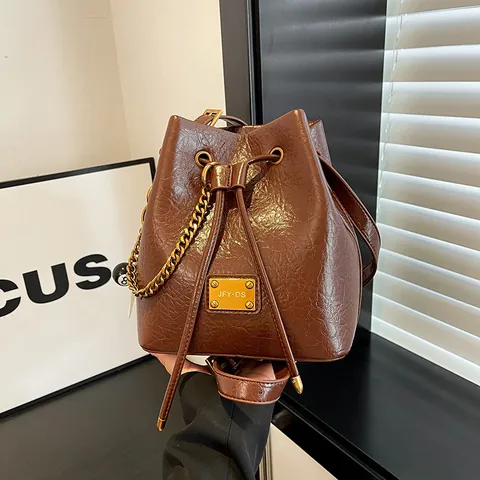 Borsa a Secchiello in Pelle PU Lucida Retrò per Donna Con Chiusura a Coulisse Decorazione Catena Oro e Mini Pochette Ciondolo a Sfera