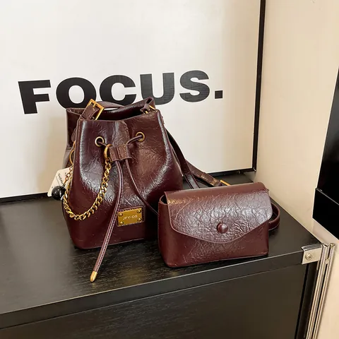 Borsa a Secchiello in Pelle PU Lucida Retrò per Donna Con Chiusura a Coulisse Decorazione Catena Oro e Mini Pochette Ciondolo a Sfera