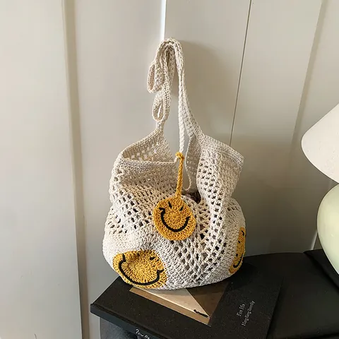 Dames Casual Gehaakte Strooi Tote Bag Grote Capaciteit Holle Mesh Schoudertas Met Smiley Patch Voor Strand Vakantie