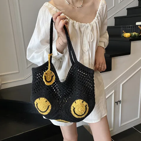 Dames Casual Gehaakte Strooi Tote Bag Grote Capaciteit Holle Mesh Schoudertas Met Smiley Patch Voor Strand Vakantie
