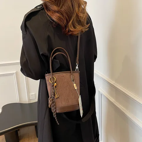 Vintage Wildleder PU Leder Beuteltasche Für Damen Große Kapazität Schulter Umhängetasche Mit Dekorativen Anhängern Pendler Handtasche
