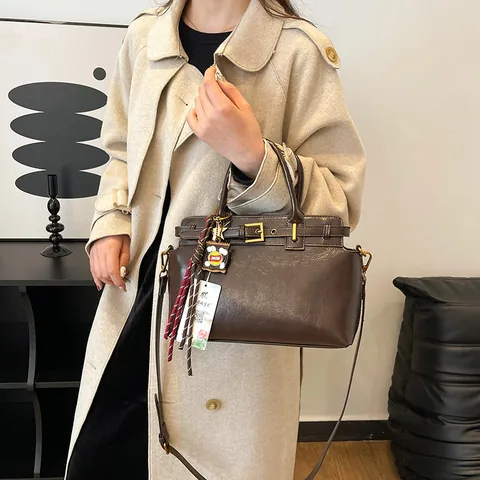 Vintage PU-Leder Einkaufstasche Damen Mit Großem Fassungsvermögen Mode Handtasche Schultertasche Umhängetasche Mit Deko-Anhänger