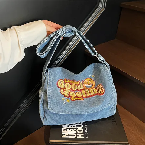 Sac Bandoulière en Denim Délavé Vintage Grande Capacité Sac Messager Avec Lettres Brodées Street Style Sac à Épaule Femme
