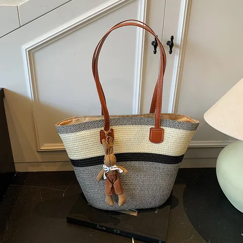 Bolso Tote de Paja Tejida de Gran Capacidad para Mujer Casual Rayado Bloque de Color Bolso de Hombro Con Colgante de Conejo