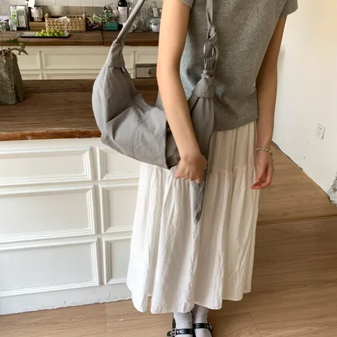 Grand Sac en Nylon Style Coréen Forme de Dumpling Sac Sisselle Plissé Décontracté Souple avec Pendentif en Cœur pour Femme