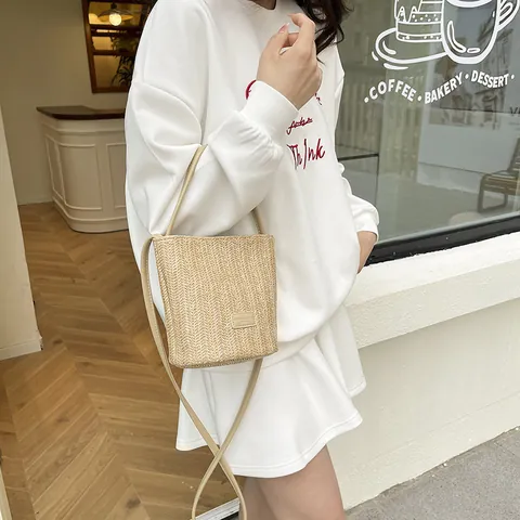 Nieuwe Geweven Stro Bucket Bag Mode Gestreept Schouder Crossbody Tas Voor Vrouwen Kleine Casual Vakantie Zomer Strand Handtas
