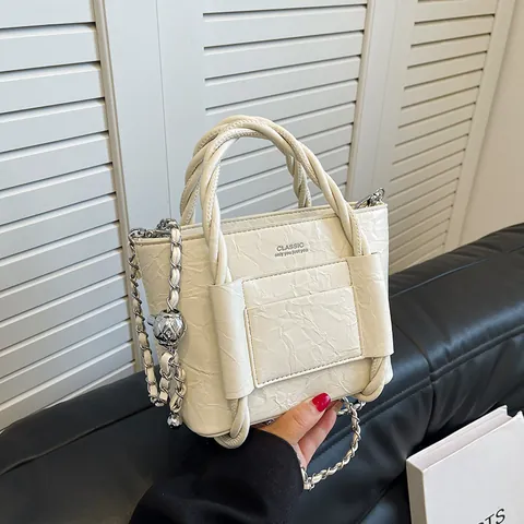 Bolso de Cubo de Cuero PU con Textura Arrugada para Mujer con Asa Trenzada y Correa de Cadena Plateada Bolso de Mano Tote Metálico Casual