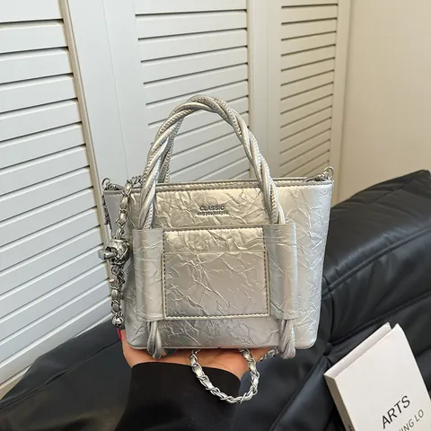 Bolso de Cubo de Cuero PU con Textura Arrugada para Mujer con Asa Trenzada y Correa de Cadena Plateada Bolso de Mano Tote Metálico Casual