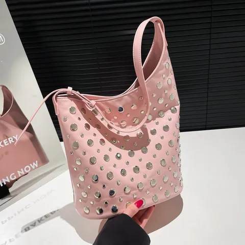 Damen Große Kapazität Nieten Schultertasche PU-Leder Punk Hobo Bag Streetwear Y2K Metall Besetzte Tote Bag Alltag Handtasche