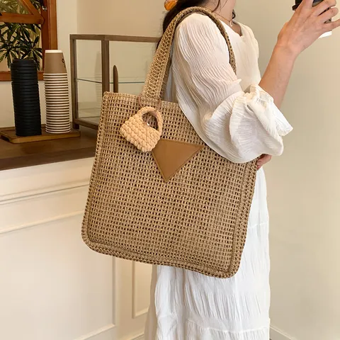 Dames Grote Capaciteit Mode Stro Geweven Tote Bag Vakantie Strand Schoudertas Met Driehoek Patch Decoratie En Hanger