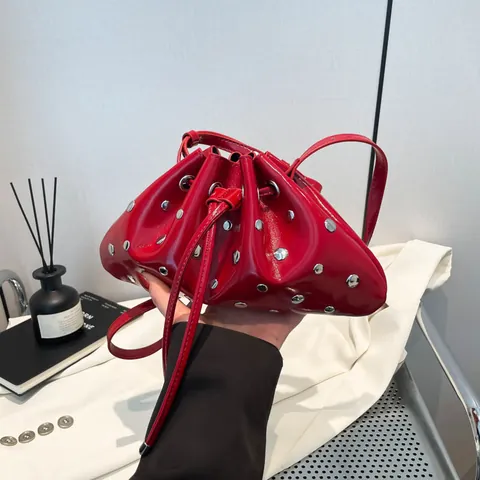 Damen Nieten PU Leder Eimertasche Metallische Ösen Kordelzug Schulter Handtasche Punk Stil Umhängetasche Für Den Täglichen Gebrauch