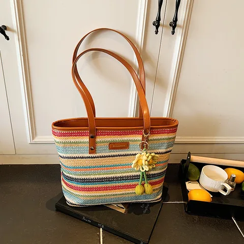 Damen Mode Regenbogen Gestreift Gewebte Tragetasche Große Kapazität Strand Stroh Stil Schultertasche Mit Lederriemen Blumenanhänger